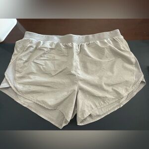 Under Armour Women's Size Large Athletic Shorts in Gray